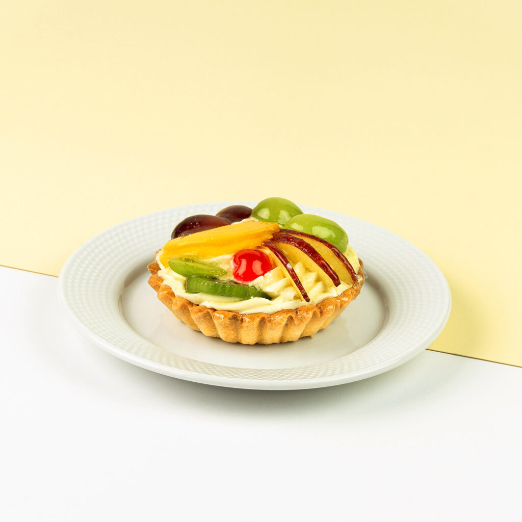Mini tarta krucha z kremem budyniowym, owocami sezonowymi oraz konfiturą owocową
