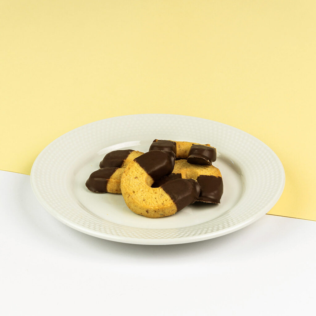 Kruche podkówki z dodatkiem orzechów z końcami maczanymi w czekoladzie