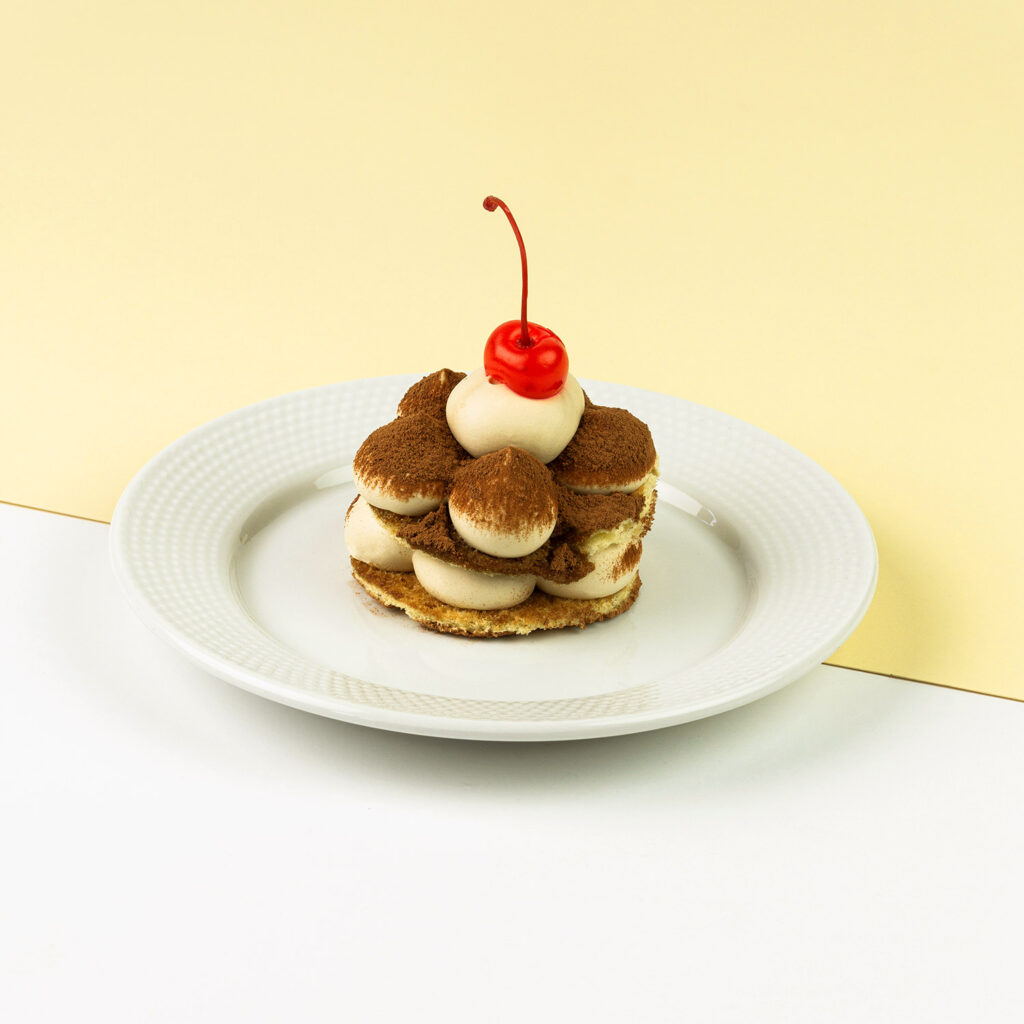 Masa tiramisu, poncz kawowo-rumowy, kakao, biszkopt - klasyczny deser podany w nowej formie