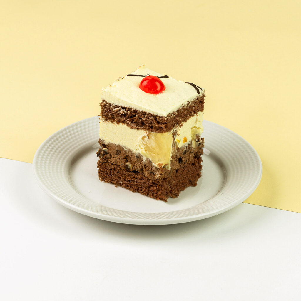 Tradycyjne ciasto czekoladowe z masą budyniową i czekoladą oraz dużą ilością bakalii, czekolady i orzechów