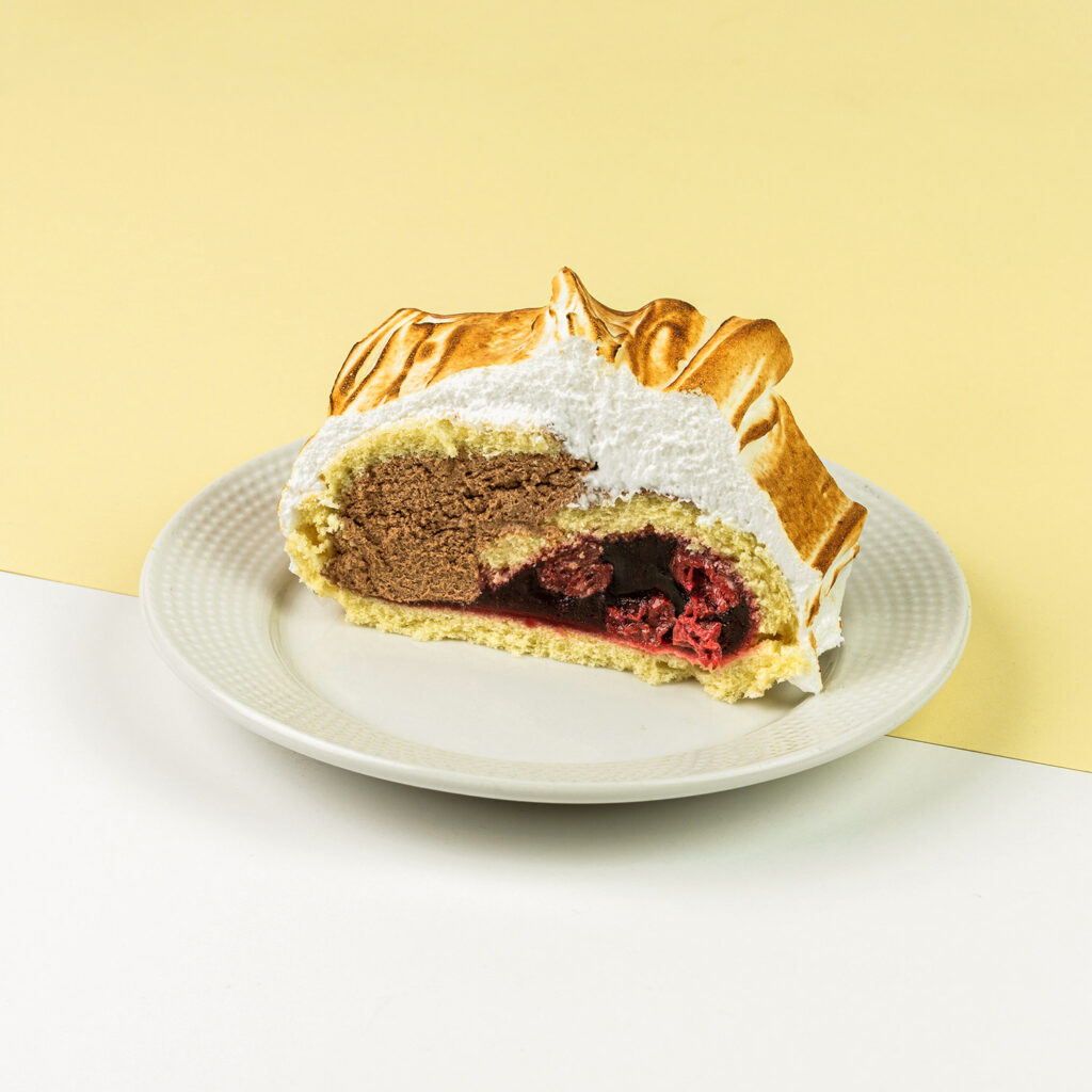 Połączenie ciasta biszkoptowego, bitej śmietany oraz pysznej belgijskiej czekolady, wszystko w opalanej bezie