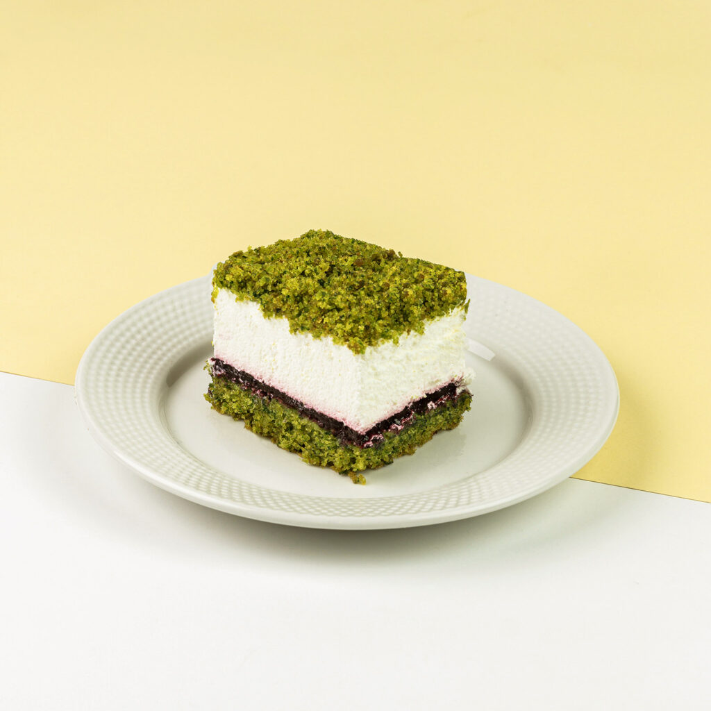 Delikatne ciasto biszkoptowe ze szpinakiem, bitą śmietaną oraz borówkami