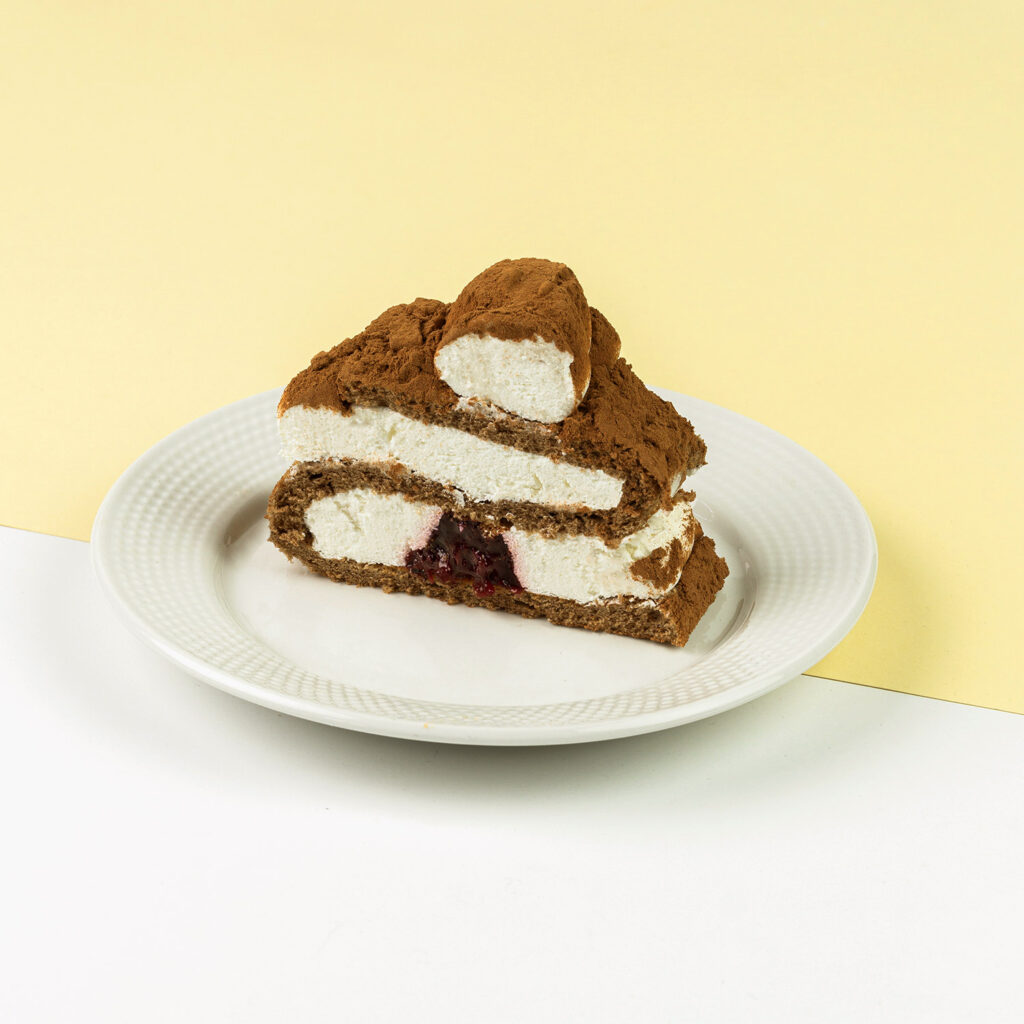 Śmietana straciatella z czarną porzeczką w czekoladowym biszkopcie posypanym kakaem