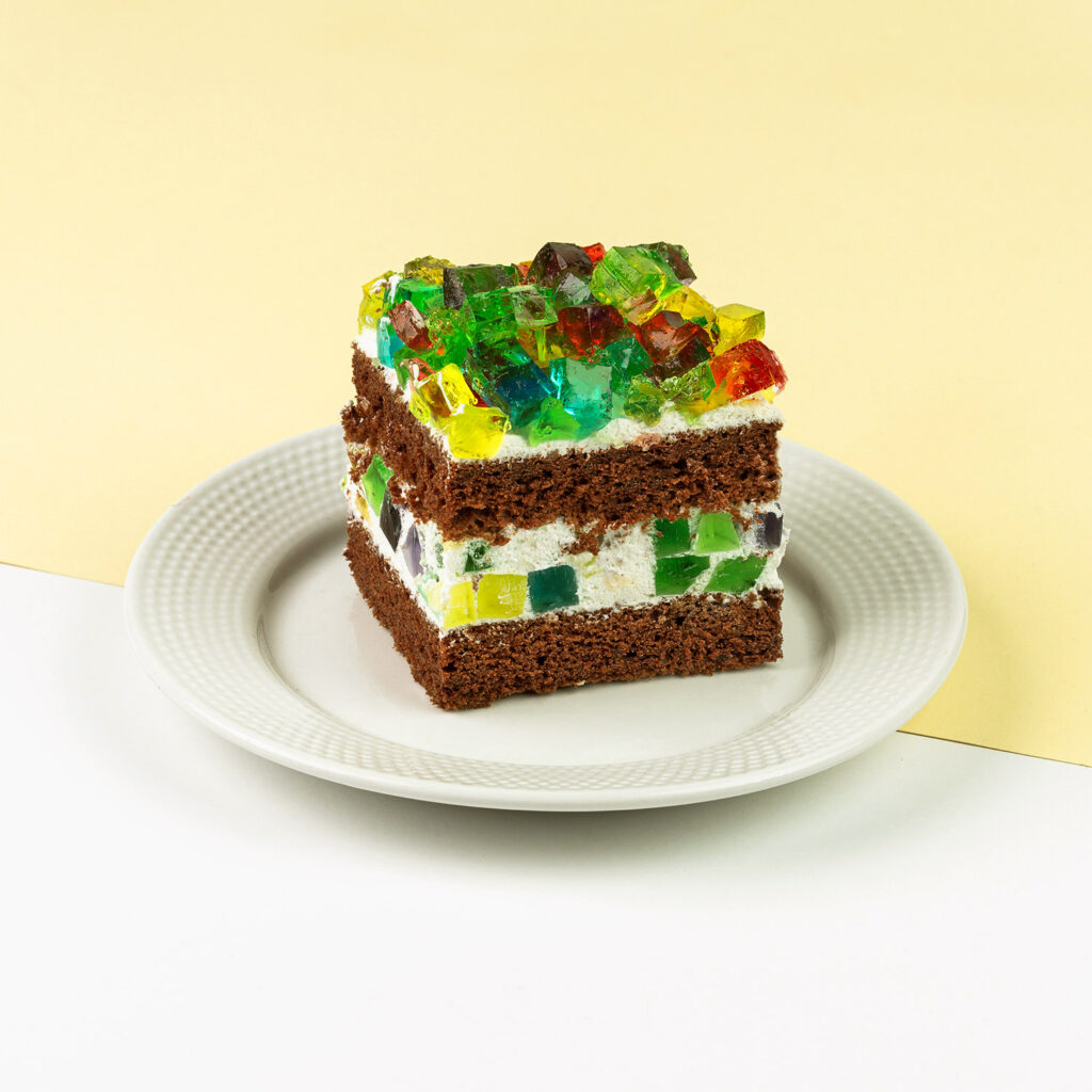 Czekoladowe biszkopty z lekkim kremem śmietankowym oraz dużą ilością kostek galaretki