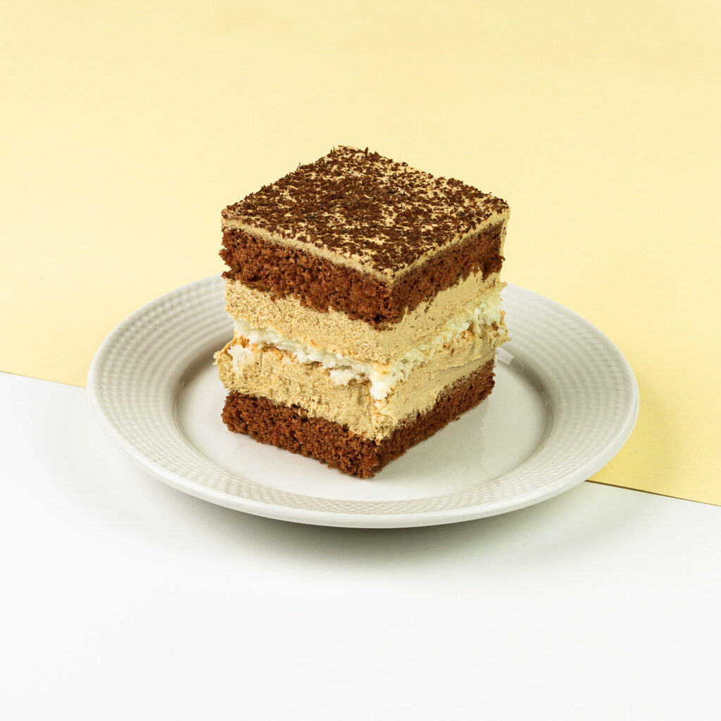 Lekki krem na bazie kawy cappucino, połączony z biszkoptem czekoladowym oraz ciastem kokosowym