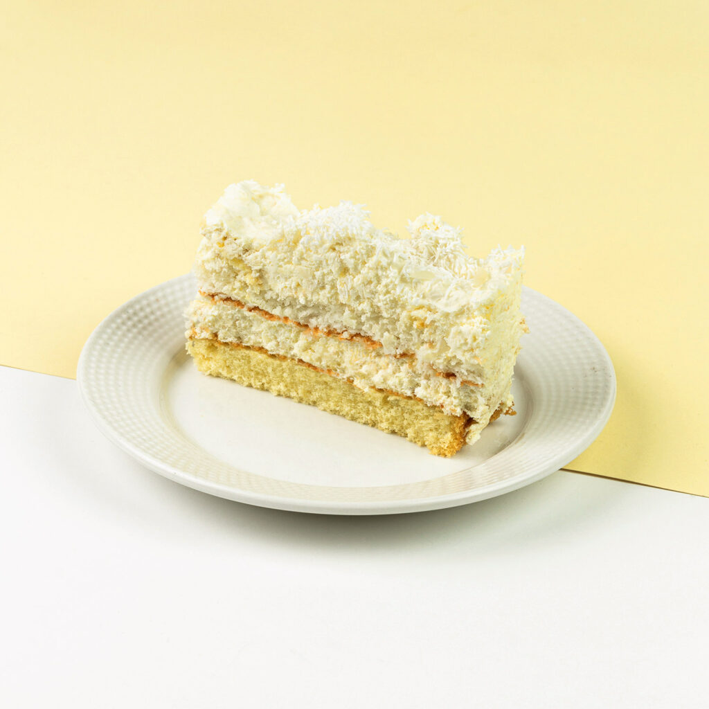 Delikatna masa kokosowo - migdałowa z dodatkiem alkoholu na biszkopcie waniliowym