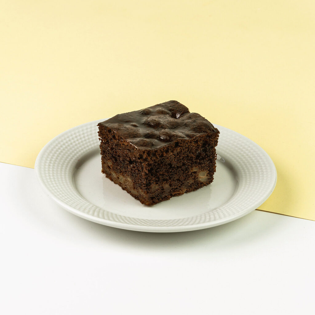 Ciasto czekoladowe z cynamonem, przyprawami korzennymi i jabłkami, wykończone żelem morelowym