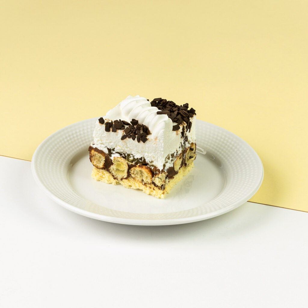 Połączenie ciasta parzonego, czekolady, kremu ananasowego oraz puszystej bitej śmietany