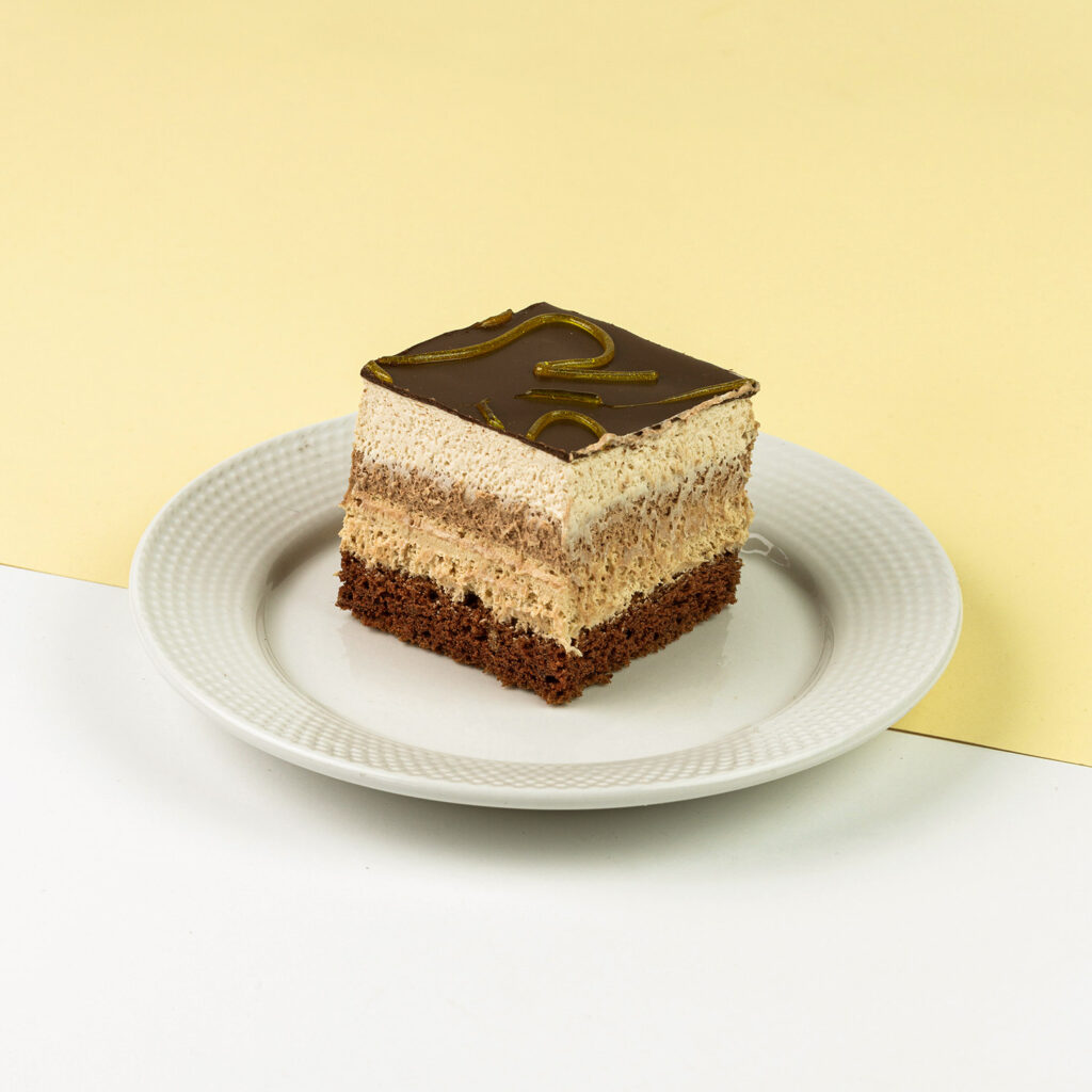 Ciasto czekoladowe połączone z chałwą, bitą śmietaną oraz czekoladą