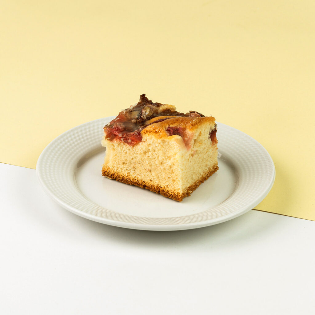 Klasyczne ucierane ciasto z owocami sezonowymi oraz budyniem, pokryte cienką warstwą galaretki morelowej