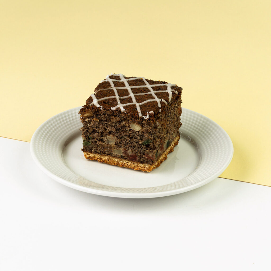 Ciasto makowe z dodatkiem bakalii, pieczone na kruchym spodzie, dekorowane lukrem