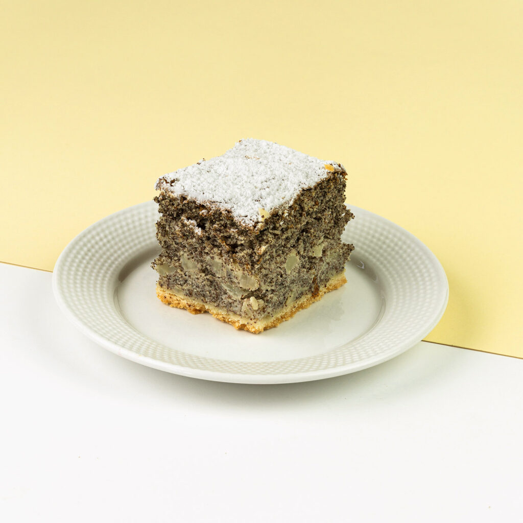 Ciasto makowe na kruchym spodzie z jabłkami posypane cukrem pudrem