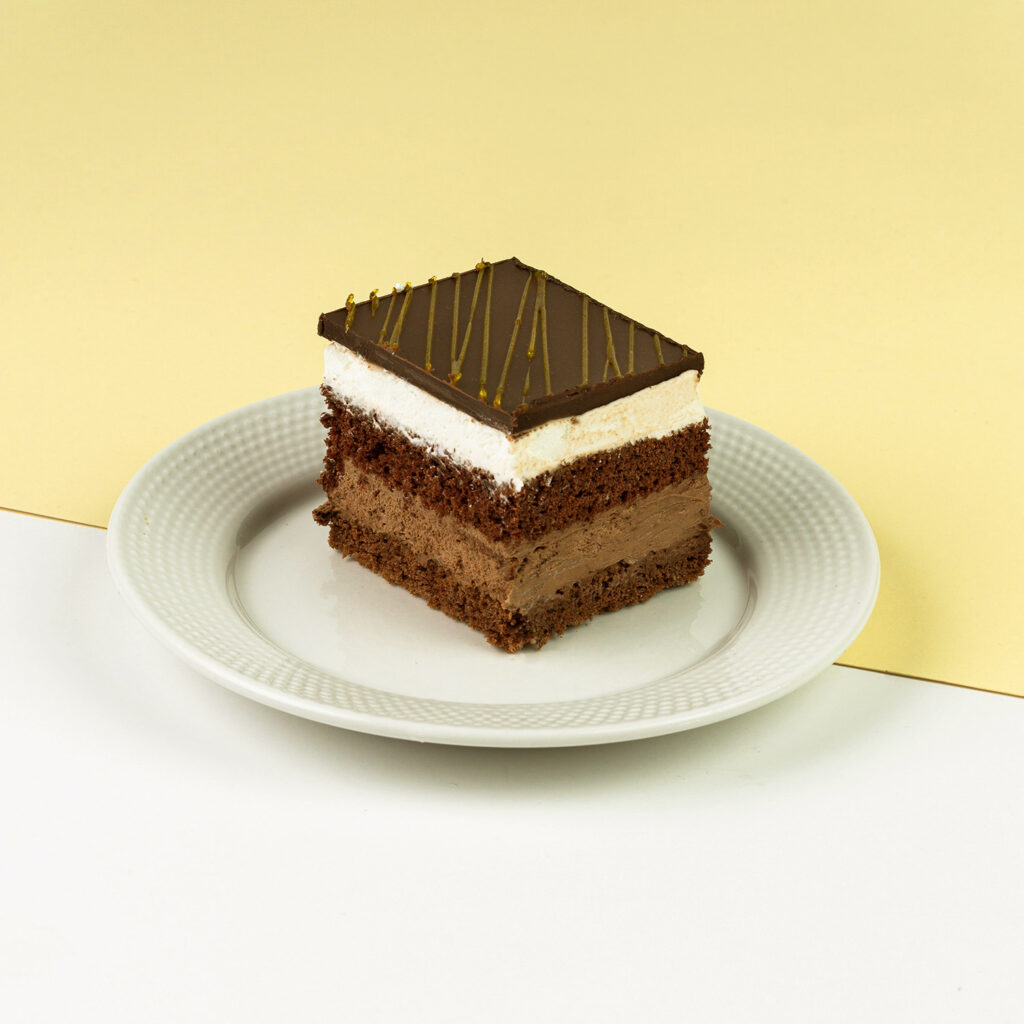 Połączenie ciasta czekoladowego, wiśni z alkoholem, bitej śmietany oraz czekolady