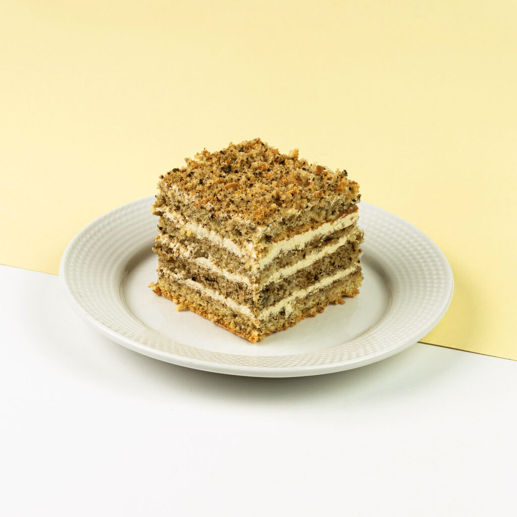 Orzechowe biszkopty przełożone kremem orzechowym z dodatkiem alkoholu