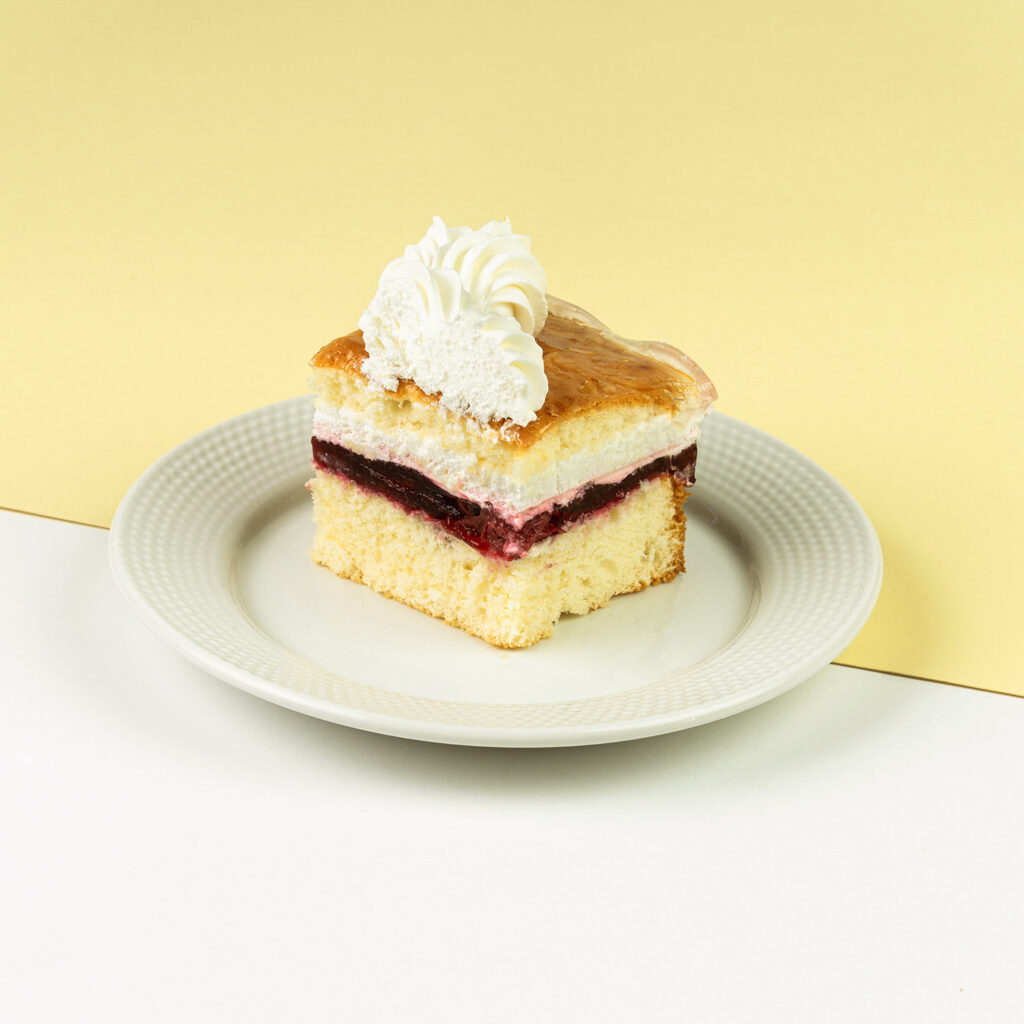 Puszysty biszkopt z wiśniami w żelu oraz lekką bitą śmietaną