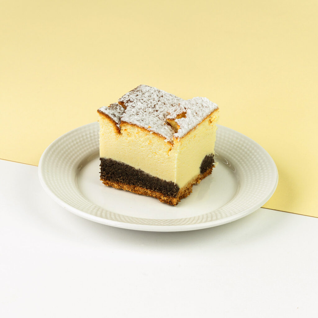 Kruchy spód z puszystym serem i zatopionymi w nim kulkami aromatycznego maku