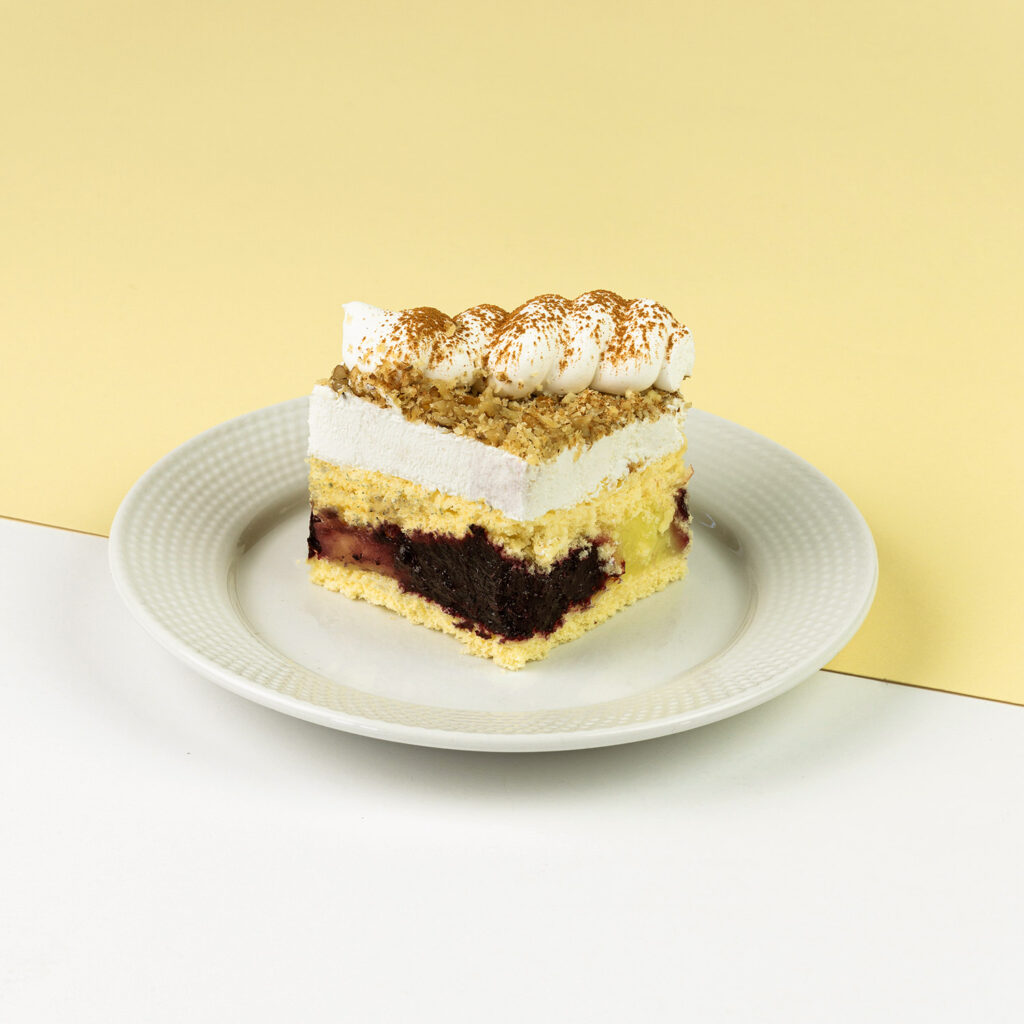 Musy truskawkowy i borówkowy połączone z budyniem oraz bitą śmietaną, podane na delikatnym waniliowym biszkopcie