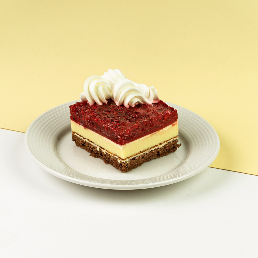 Czekoladowy biszkopt oraz delikatna masa serowa zwieńczone galaretką z dużą ilością malin