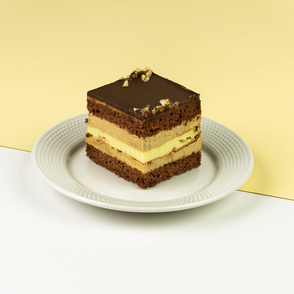 Czekoladowe biszkopty przełożone masą kawową z wkładką serową w środku