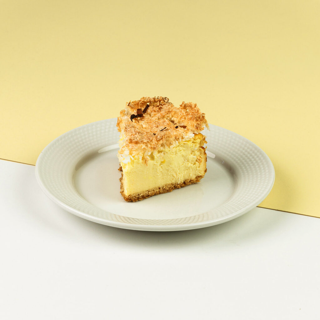 Kruchy spód z puszystą masą serową dekorowaną kokosową bezą