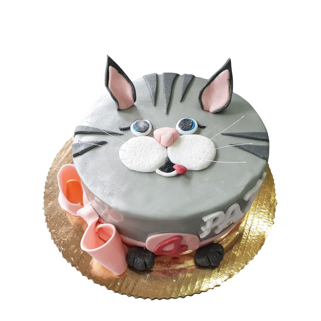 Okrągły tort z jasnoszarą polewą ozdobiony oczami, mordką, noskiem i uszami kota z napisem 4 Pati. Na boku jasnoróżowa kokardka i czarne łapki.