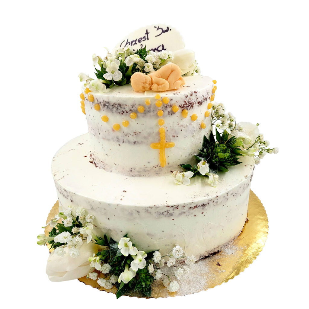 Piętrowy tort ozdobiony białymi kwiatkami oraz białymi różami. Zdobienie w postaci małego dzidziusia koloru brzoskwiniowego.