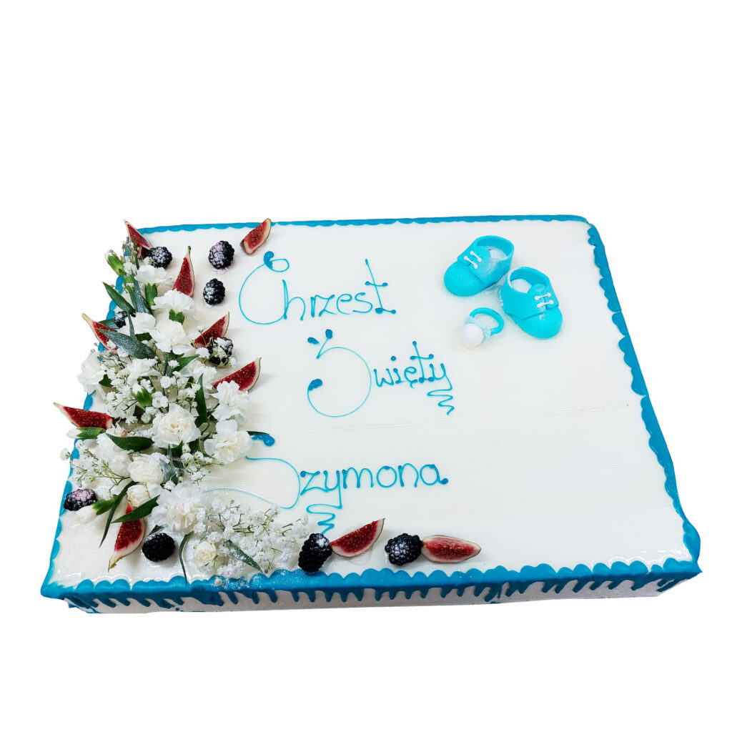 Prostokątny tort z niebieskim napisem Chrzest Święty Szymona ozdobiony białymi kwiatami oraz jeżynami i figami. Zdobienie w postaci małego niebiesko-białego smoczka oraz malutkich butków.
