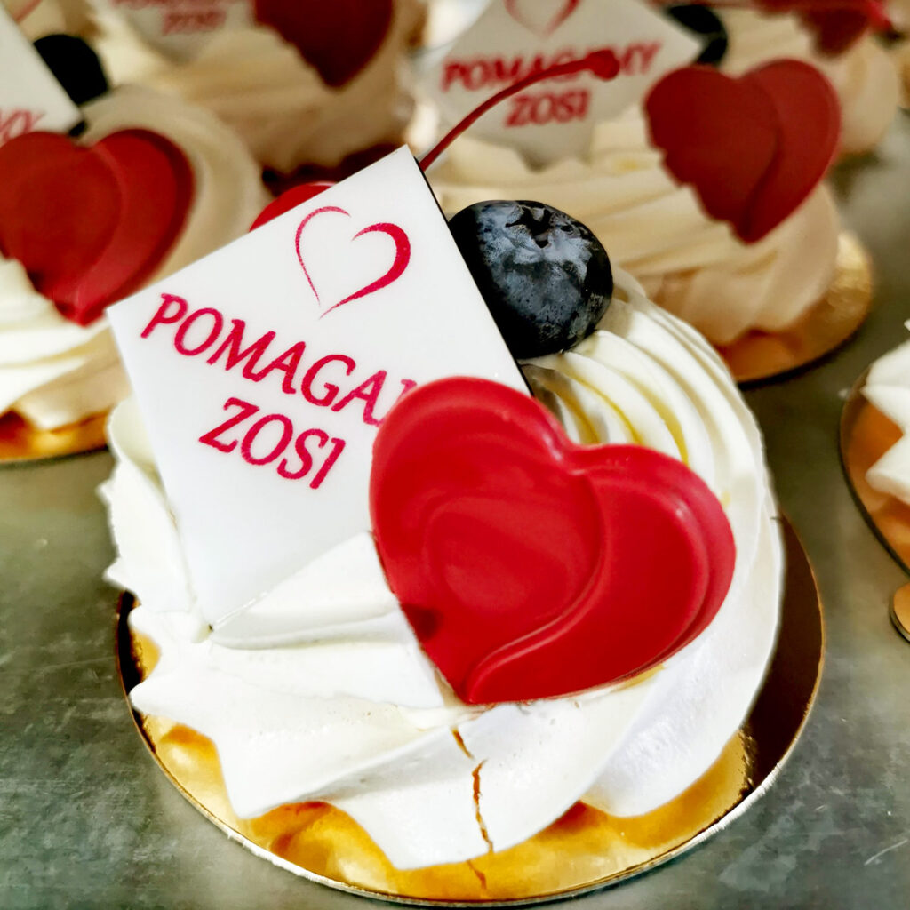 Ciasteczko z napisem Pomagaj Zosi