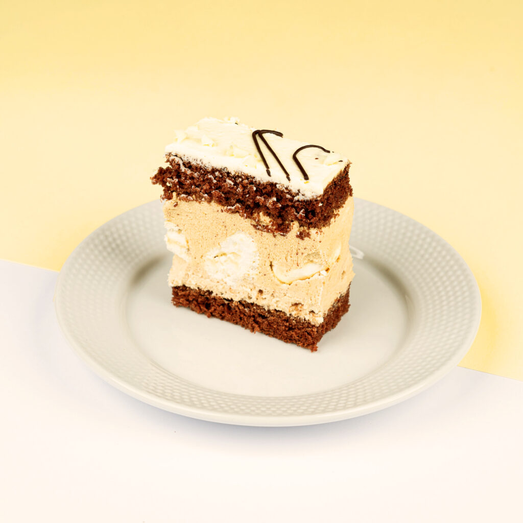 Ciasto czekoladowe przełożone delikatnym kremem kawowym, bezami oraz masą chałwową