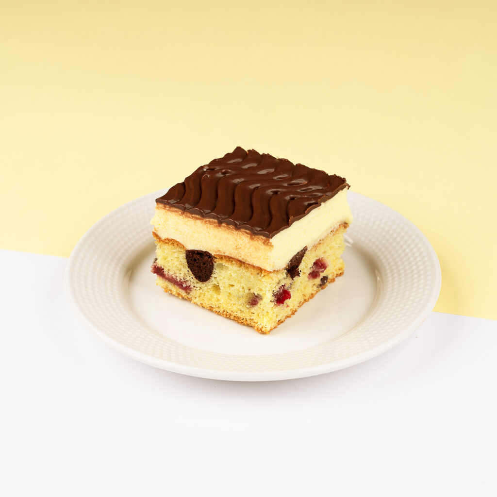 Połączenie ciasta ucieranego z wiśniami, kremem budyniowym i czekoladą