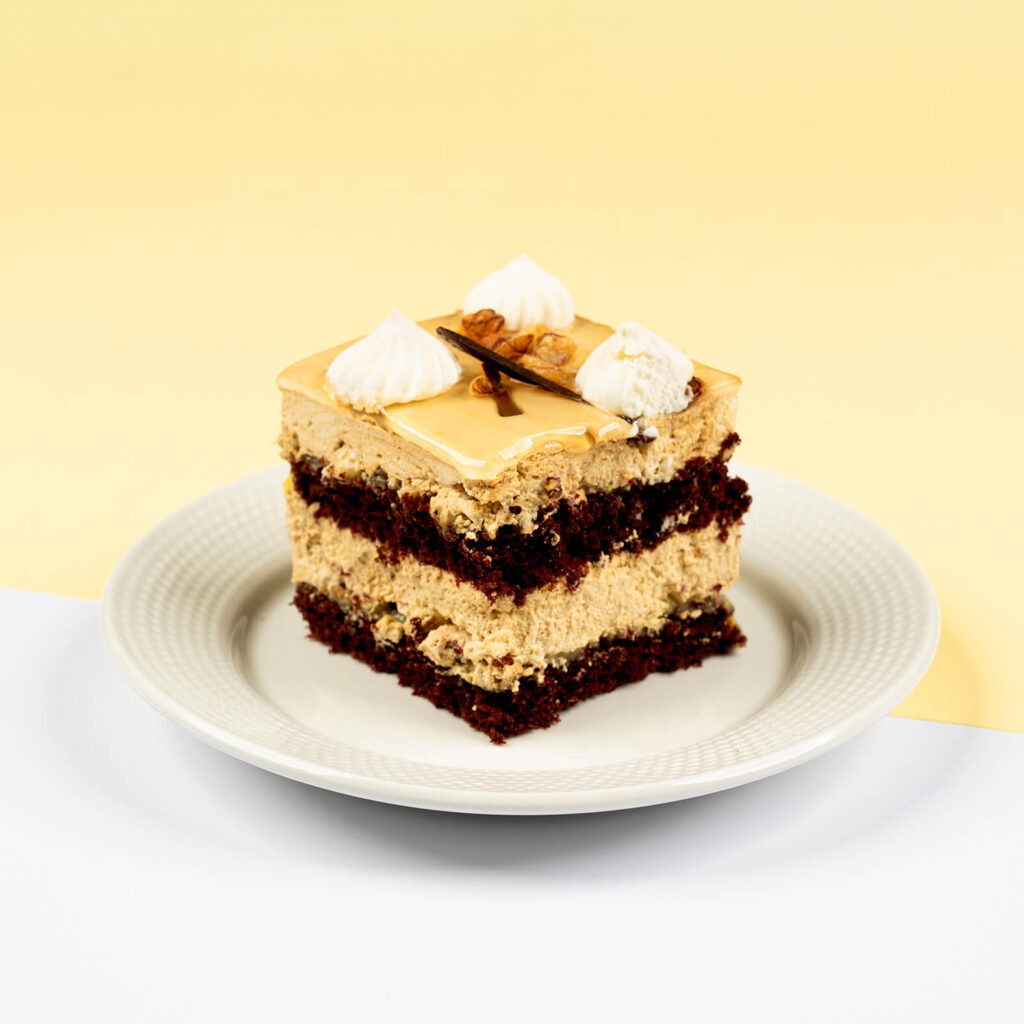 Połączenie mocno czekoladowych biszkoptów, advokatu, śmietany o smaku tiramisu oraz dużej ilości orzechów włoskich