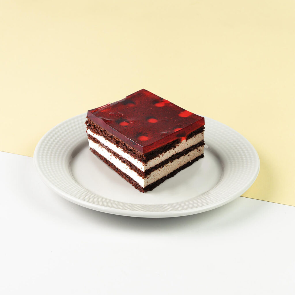 Piernikowy biszkopt przełożony kremem śmietankowym z truskawkową galaretką na górze