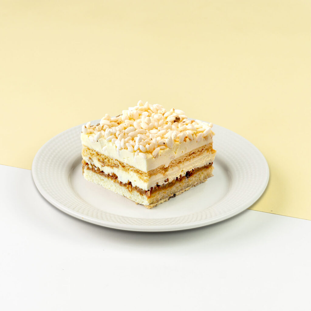 Połączenie biszkoptu śmietankowego, toffi oraz kremu śmietankowego z mascarpone i orzechami arachidowymi, całość dekorowana ryżem preparowanym